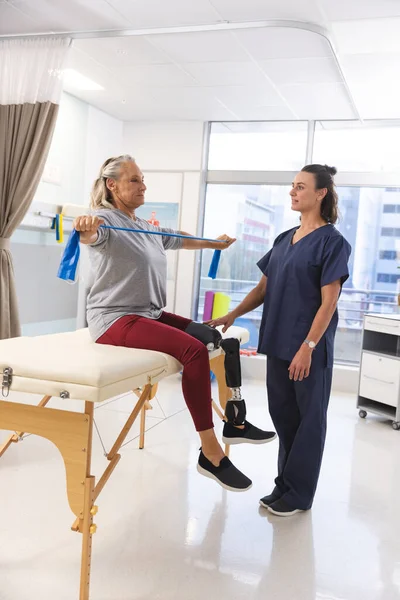 Bělošská Fyzioterapeutka Seniorka Umělou Nohou Použití Protahování Tělocviku Nemocnice Zdravotní — Stock fotografie
