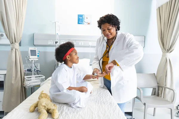 Doctora Afroamericana Examinando Una Paciente Usando Estetoscopio Hospital Hospital Medicina — Foto de Stock