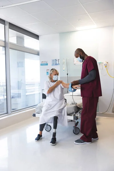 Médico Afro Americano Medindo Pressão Arterial Paciente Caucasiano Sênior Com — Fotografia de Stock