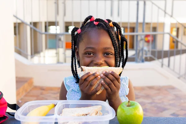 Aluna Americana Africana Feliz Tendo Almoço Saudável Comendo Sanduíche Escola — Fotografia de Stock