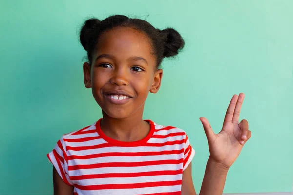 아프리카계 미국인 여학생 오징어는 초등학교에서 파란색 배경을 손으로 언어를 초등학교 — 스톡 사진