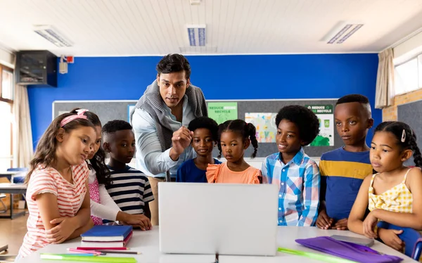 Biraciale Mannelijke Leraar Met Behulp Van Laptop Onderwijs Aan Kinderen — Stockfoto
