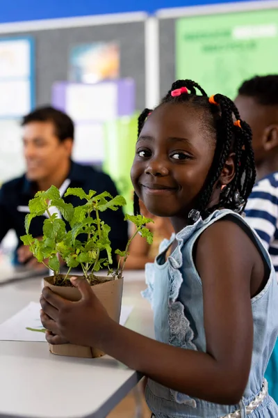 Porträtt Lycklig Afrikansk Amerikansk Flicka Med Växt Ekologi Klass Grundskolan — Stockfoto