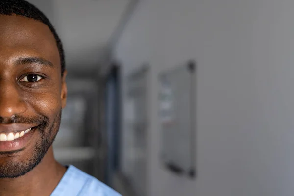 Πορτρέτο Ενός Χαρούμενου Αφροαμερικανού Γιατρού Που Φοράει Ποδιά Στο Διάδρομο — Φωτογραφία Αρχείου