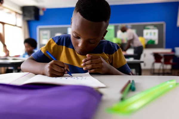 Lkokulda Sınıfta Yazan Afrikalı Amerikalı Bir Çocuğun Portresi Eğitim Çocukluk — Stok fotoğraf
