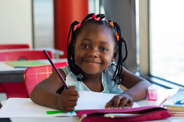 Porträtt Lycklig Afrikansk Amerikansk Skolflicka Sitter Vid Skrivbordet Och Lär — Stockfoto