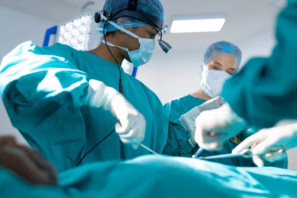 Olika Kirurger Bär Kirurgiska Klänningar Som Opererar Patienten Operationssalen Sjukhuset — Stockfoto