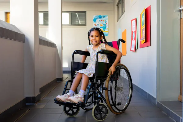 Portrait Une Heureuse Écolière Biraciale Assise Fauteuil Roulant Dans Couloir — Photo