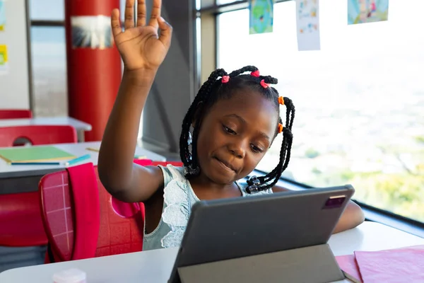 아프리카계 여학생 초등학교에서 교실에서 태블릿 변함없는 — 스톡 사진