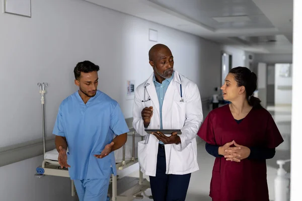 Médicos Diversos Discutem Trabalho Caminham Pelo Corredor Hospital Hospital Trabalho — Fotografia de Stock