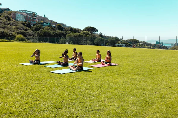 Diverse Schoolgirls Practicing Yoga Meditating Sports Field Elementary School Copy — Stock Photo, Image