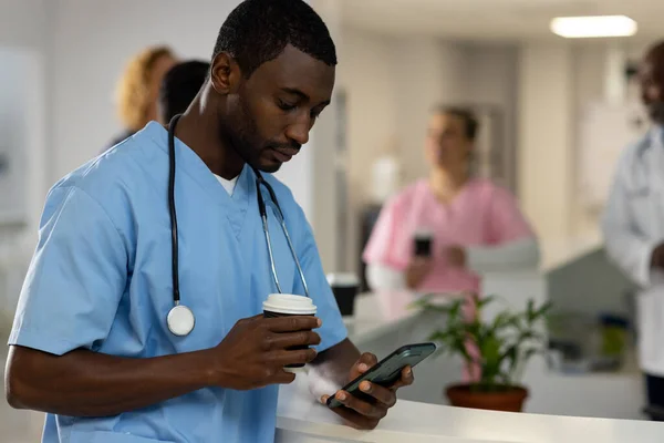 Médico Afroamericano Masculino Usando Smartphone Recepción Hospital Hospital Comunicación Medicina —  Fotos de Stock