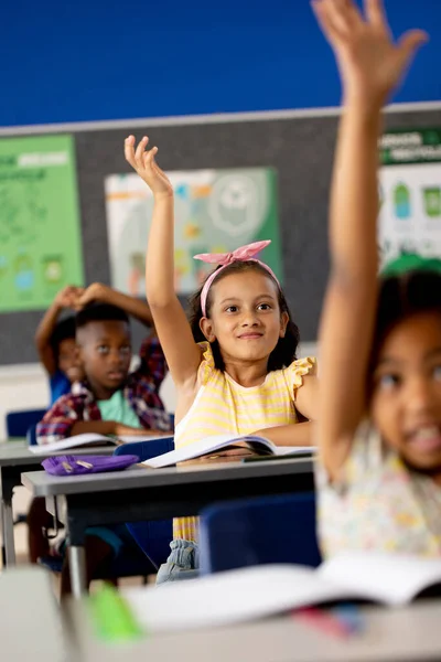 Diverse Elementary Schoolchildren Sitting Desks Raising Hands Elementary School Class — Stock Photo, Image