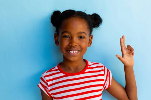 아프리카계 여학생 파란색 배경에 손으로 언어를 초등학교 변함없는 — 스톡 사진