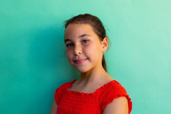 Portrett Lykkelig Caucasian Skolejente Iført Kjole Blå Bakgrunn Utdanning Barndom – stockfoto