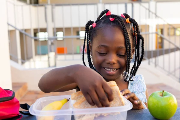 Aluna Afro Americana Mesa Almoçando Saudável Com Maçã Fora Escola — Fotografia de Stock