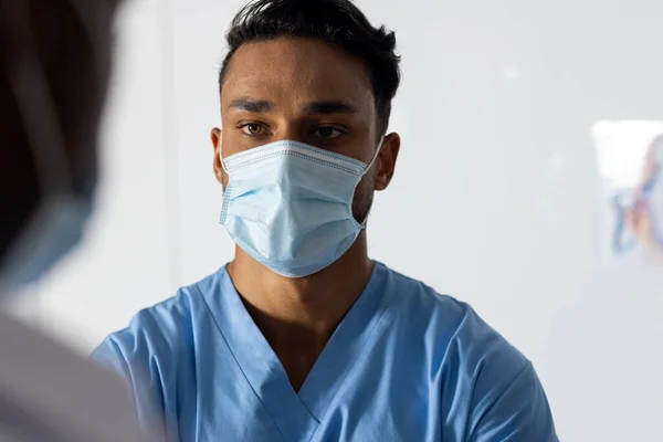 Yüzü Maskeli Çeşitli Doktorlar Hastanenin Koridorunda Konuşuyorlar Hastane Takım Çalışması — Stok fotoğraf