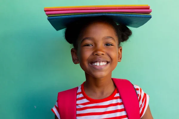 초등학교에서 파란색 배경에 머리에 아프리카계 여학생 초등학교 변함없는 — 스톡 사진