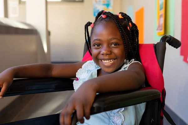 초등학교 복도에서 휠체어에 아프리카계 여학생의 초상화 변함없는 — 스톡 사진