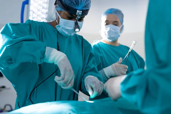Olika Kirurger Bär Kirurgiska Klänningar Som Opererar Patienten Operationssalen Sjukhuset — Stockfoto