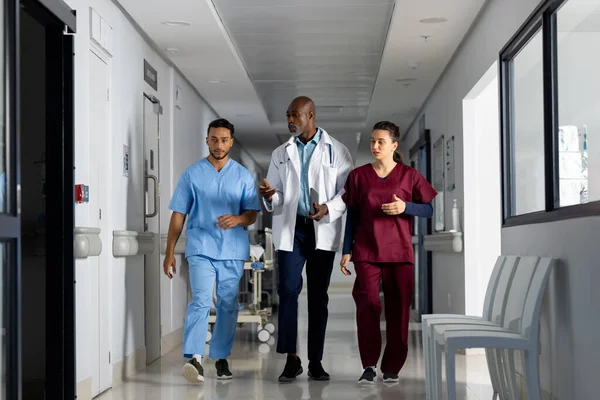 Divers Médecins Discutent Travail Marchent Dans Couloir Hôpital Hôpital Travail — Photo