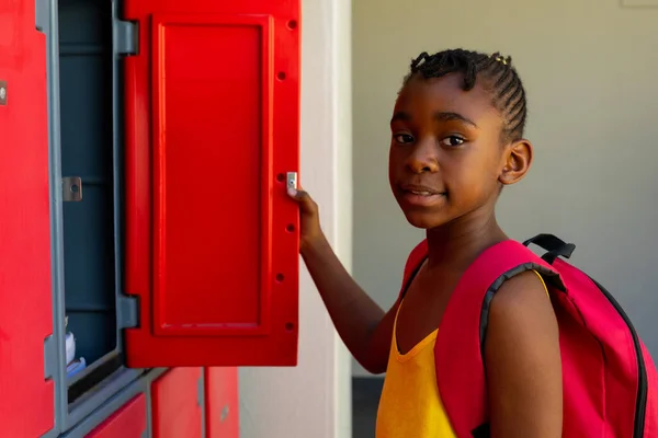 Retrato Estudante Americana Africana Feliz Com Armário Abertura Bolsa Escola — Fotografia de Stock