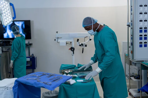 Afro Amerikan Erkek Cerrah Hastanedeki Ameliyathanede Cerrahi Aletler Hazırlıyor Hastane — Stok fotoğraf