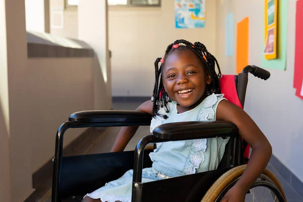 Lkokul Koridorunda Tekerlekli Sandalyede Oturan Mutlu Afro Amerikan Öğrenci Portresi — Stok fotoğraf