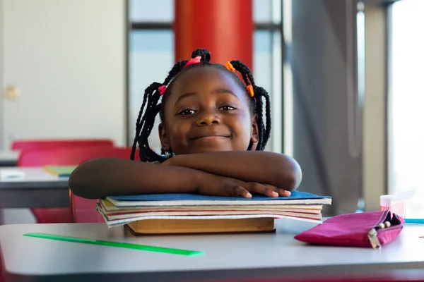 책상에 초등학교에서 아프리카계 여학생의 초상화 변함없는 — 스톡 사진