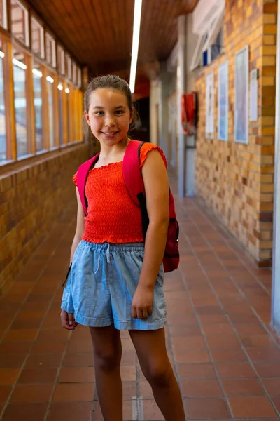 Πορτρέτο Της Ευτυχισμένης Καυκάσιας Μαθήτριας Σχολική Τσάντα Στο Διάδρομο Του — Φωτογραφία Αρχείου
