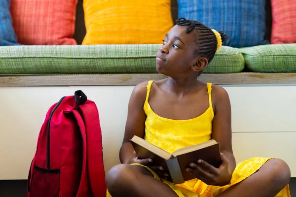 다채로운 베개와 소파에 아프리카계 미국인 여학생 변함없는 — 스톡 사진