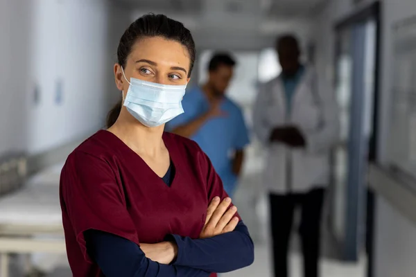 Femme Médecin Caucasienne Portant Masque Facial Dans Couloir Hôpital Hôpital — Photo