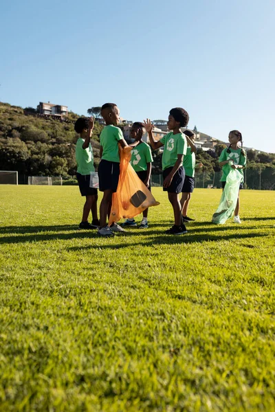 Diversos Niños Recogiendo Alta Cintura Plástico Campo Deportes Escuela Primaria —  Fotos de Stock