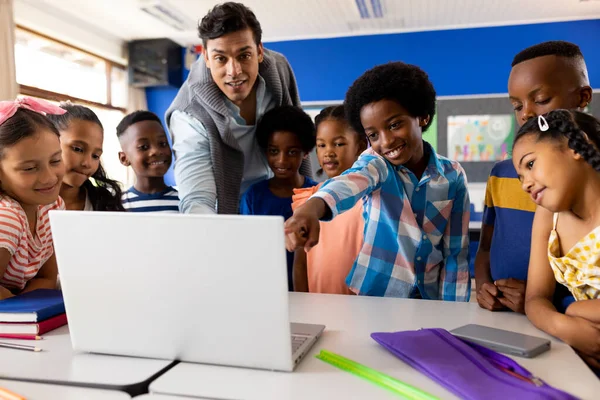 Diverse Männliche Lehrer Mit Laptop Unterrichten Kinder Der Grundschulklasse Schule — Stockfoto