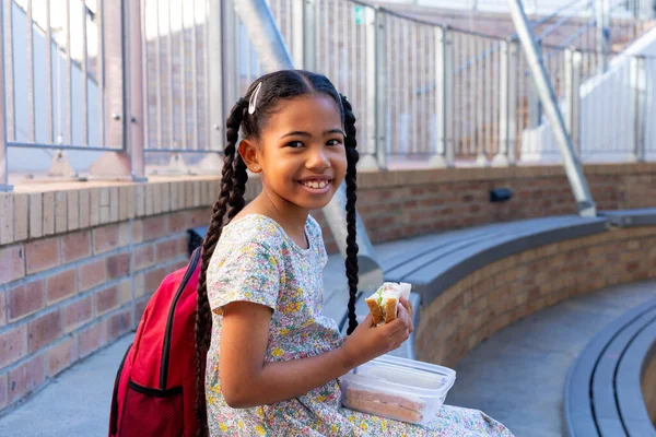Retrato Colegial Birracial Feliz Comendo Lanche Saudável Comendo Sanduíche Escola — Fotografia de Stock