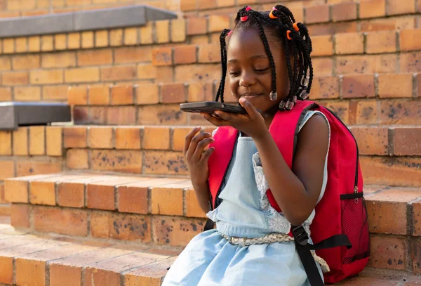 Aluna Americana Africana Feliz Sentada Nas Escadas Usando Smartphone Escola — Fotografia de Stock