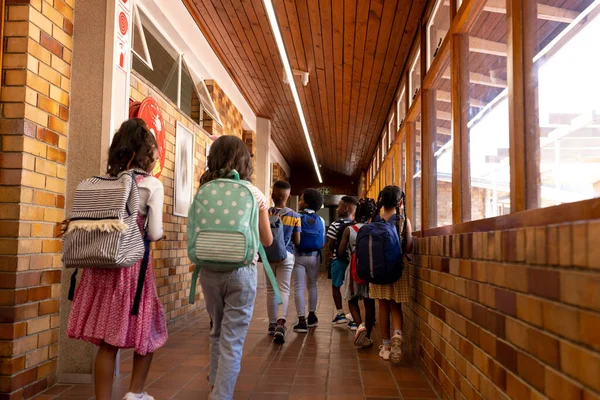 不同儿童在小学走廊中行走的后视镜 教学和教育 — 图库照片