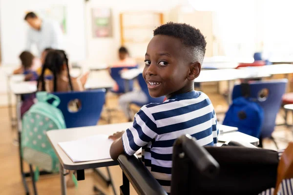 Retrato Niño Afroamericano Feliz Sentado Silla Ruedas Clase Escuela Primaria —  Fotos de Stock