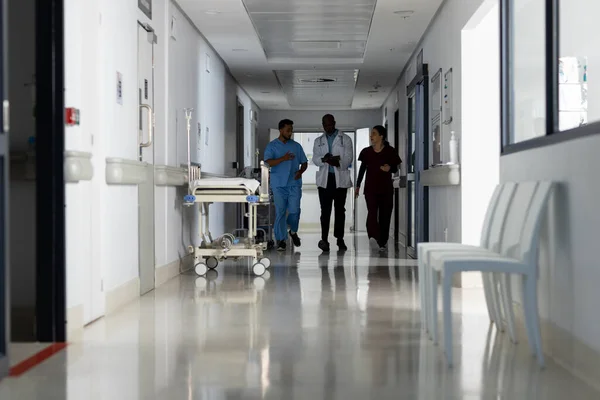 Divers Médecins Discutent Travail Marchent Dans Couloir Hôpital Hôpital Travail — Photo