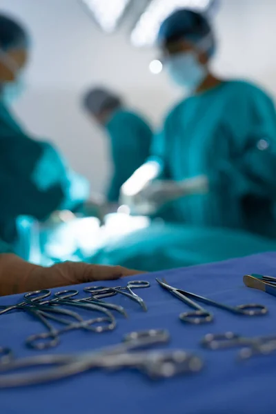 Primer Plano Los Instrumentos Quirúrgicos Sobre Diversos Cirujanos Que Operan — Foto de Stock