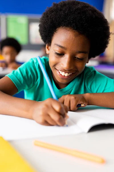 Retrato Colegial Afroamericano Feliz Escribiendo Cuaderno Escritorio Clase Educación Infancia —  Fotos de Stock