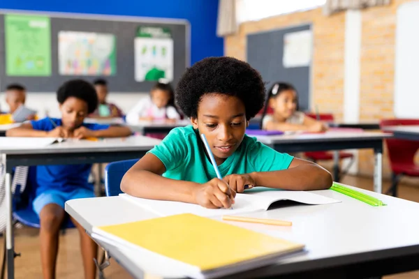 Retrato Colegial Afroamericano Feliz Escribiendo Cuaderno Escritorio Clase Educación Infancia —  Fotos de Stock