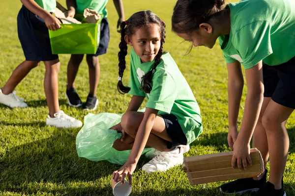 Feliz Diversas Crianças Coletando Resíduos Plástico Ensolarado Campo Esportes Escola — Fotografia de Stock