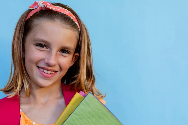 Aluna Caucasiana Feliz Com Saco Escolar Livros Sobre Fundo Azul — Fotografia de Stock