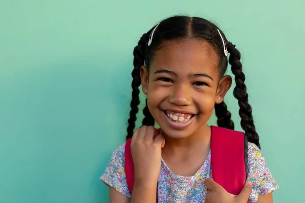 Retrato Colegial Birracial Feliz Usando Saco Escola Sobre Fundo Azul — Fotografia de Stock