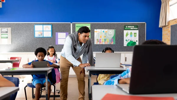 Diverse Mannelijke Leraar Met Behulp Van Laptop Onderwijs Meisje Klas — Stockfoto