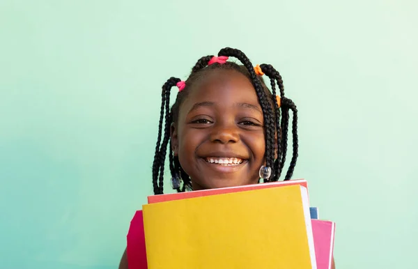 초등학교에서 파란색 배경에 아프리카계 여학생의 초상화 변함없는 — 스톡 사진