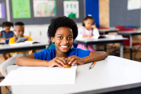 Egy Boldog Afro Amerikai Általános Iskolás Fiú Portréja Aki Osztályban — Stock Fotó