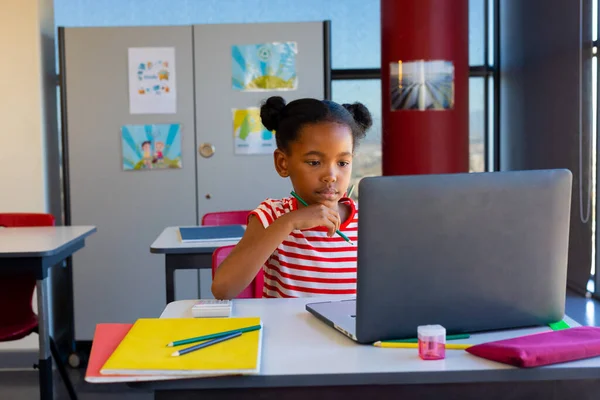 Afroamerikansk Tjej Som Har Ett Videosamtal Laptop Skolan Utbildning Studier — Stockfoto