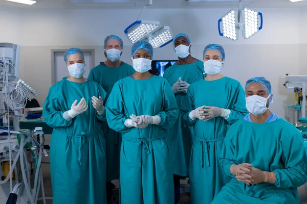 医院手术室里穿着外科工作服的不同外科医生的画像 保健和工作 未加改动 — 图库照片